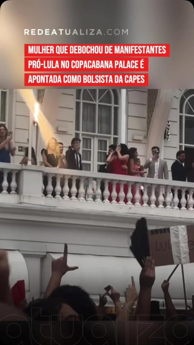 Uma mulher que apareceu fazendo o número 22, em apoio a Flávio Bolsonaro, da sacada do luxuoso Copacabana Palace